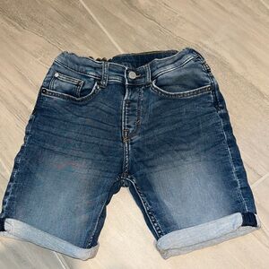Blue jean shorts with adjustable waist fan. They are stretchy.